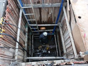 写真６　開削部施工状況（簡易推進）